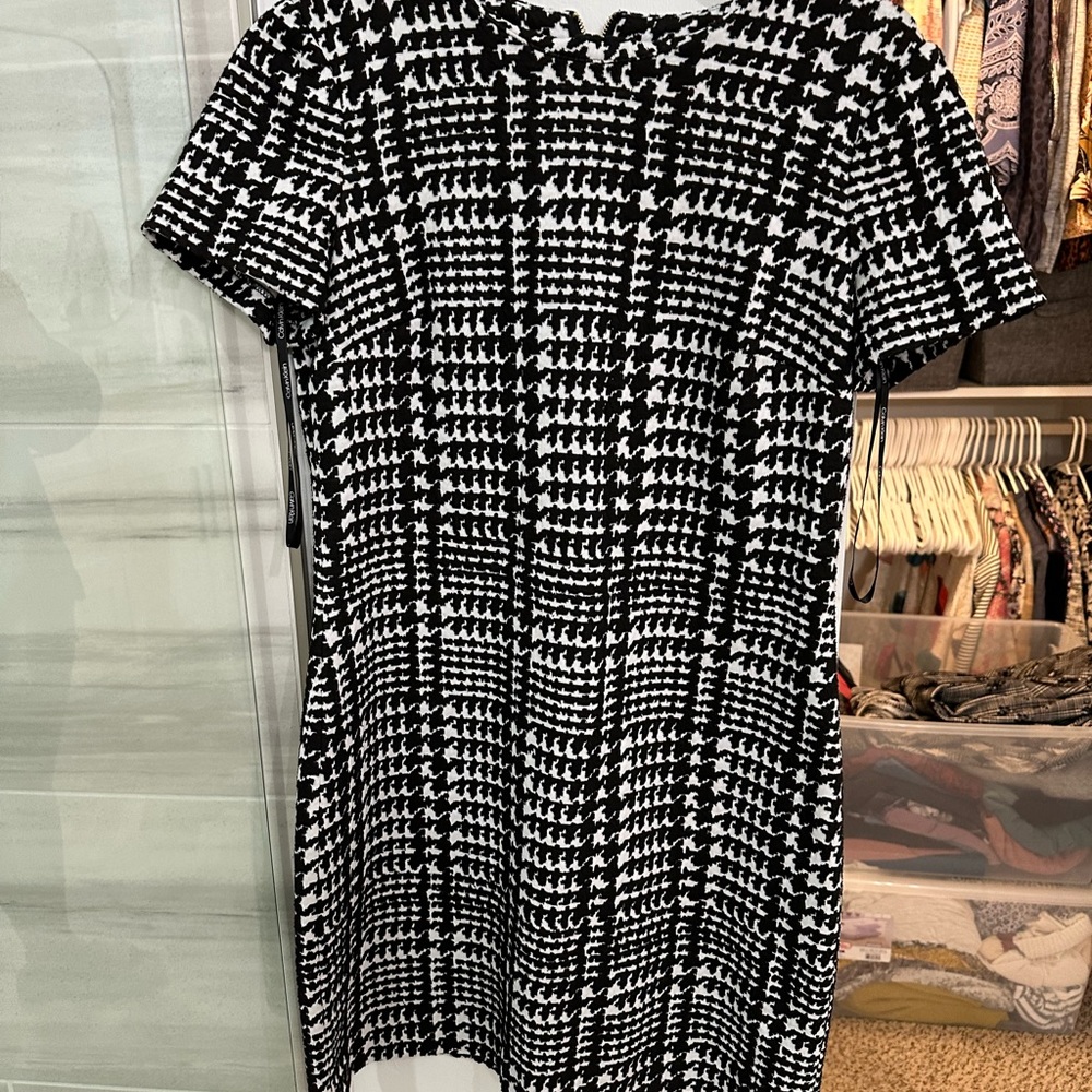 Calvin Klein. Size 6. Black and white. Knee length - Picture 3 of 6